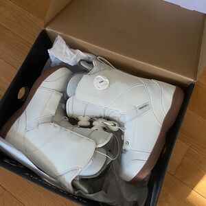 Hera unbleached snowboarding boots